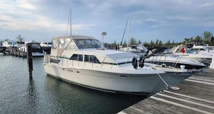 2-bedroom yacht in charming Traverse City with kitchen and cool AC