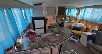 2-bedroom yacht in charming Traverse City with kitchen and cool AC