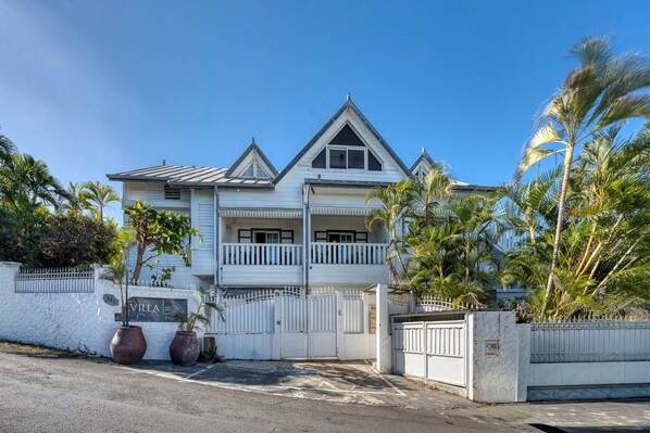 A two-story villa with a gated entrance, a balcony, and a sign reading 'Villa.' - L'Ecrin Morgane - AC - Piscine - Balcon (Saint-Pierre)