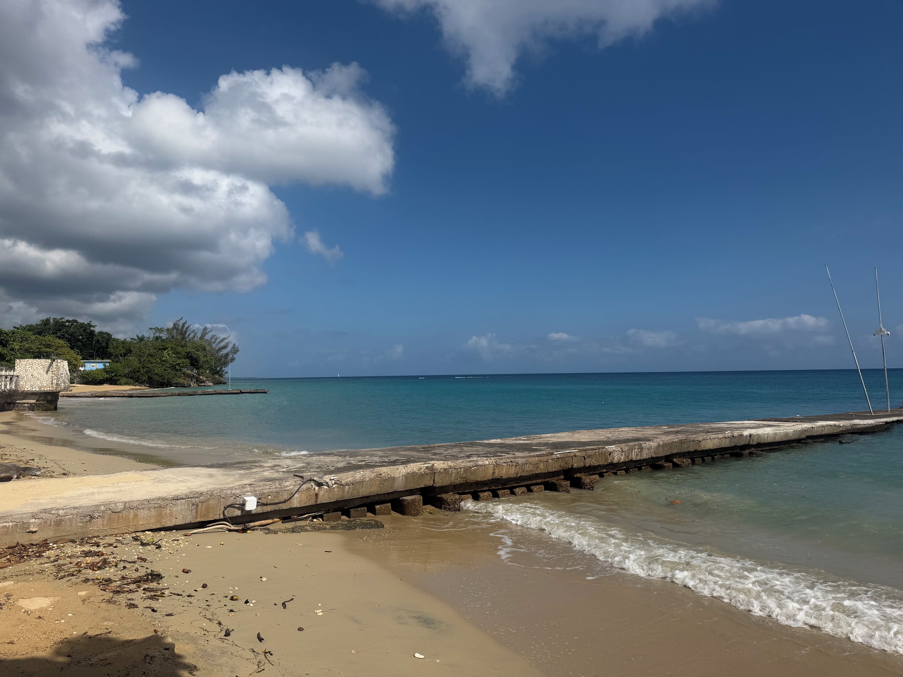 Plage privée, sable blanc, serviettes de plage, bar de plage