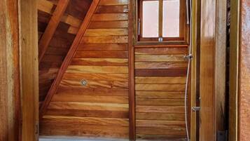 Chalet clásico, patio, vista a la montaña | Baño | Regadera, amenidades de baño gratuitas, toallas, jabón