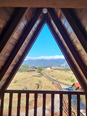 Chalet classique, patio, vue sur la montagne | Terrain de l’hébergement 