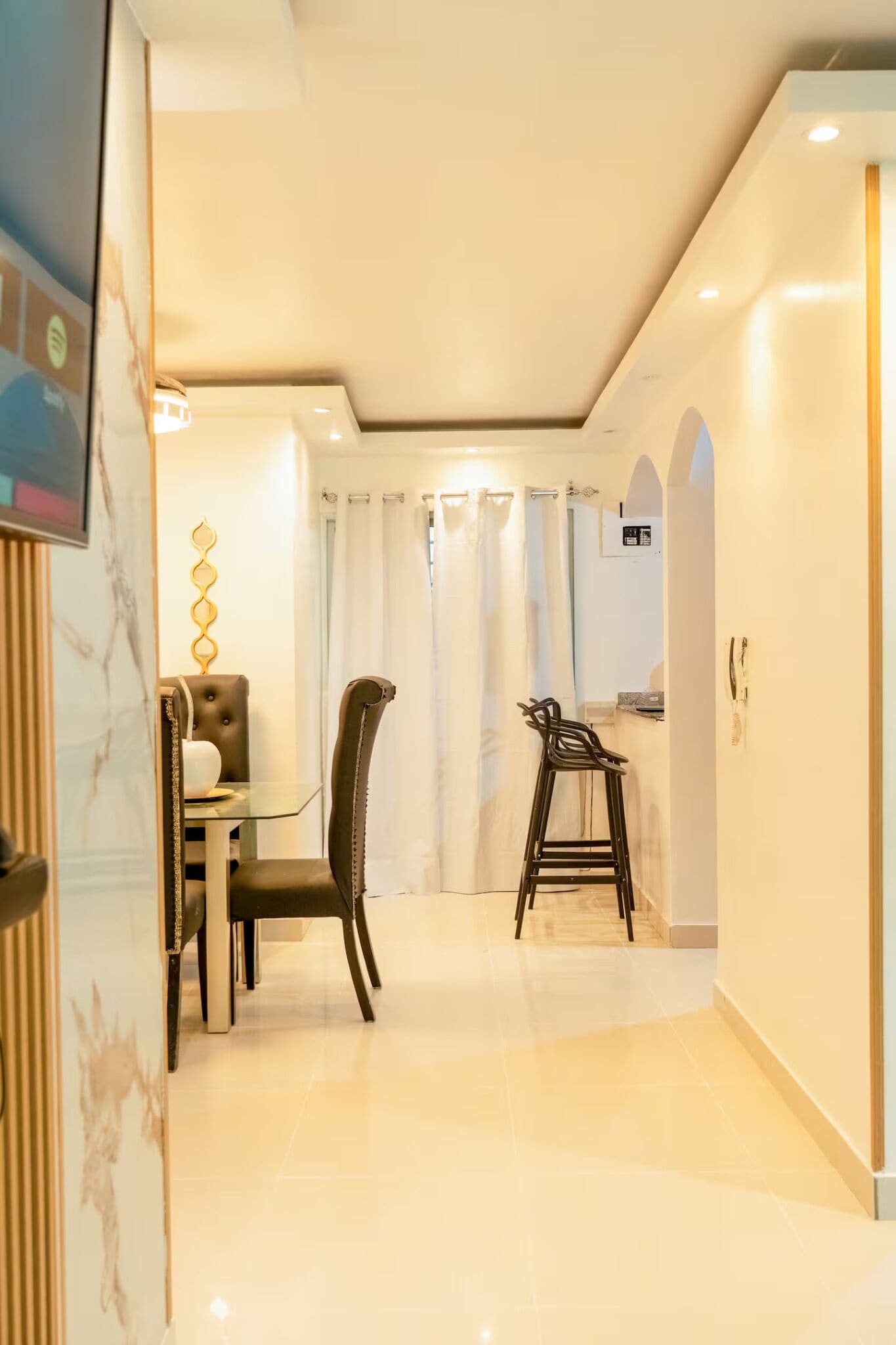 Habitació d'hotel amb zona de menjador, cuina petita i plat de dutxa.
