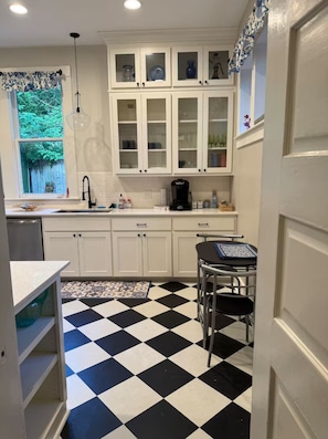Private kitchen - 3-bedroom bungalow in Spanish Town Baton Rouge 3mi from LSU! (Baton Rouge)