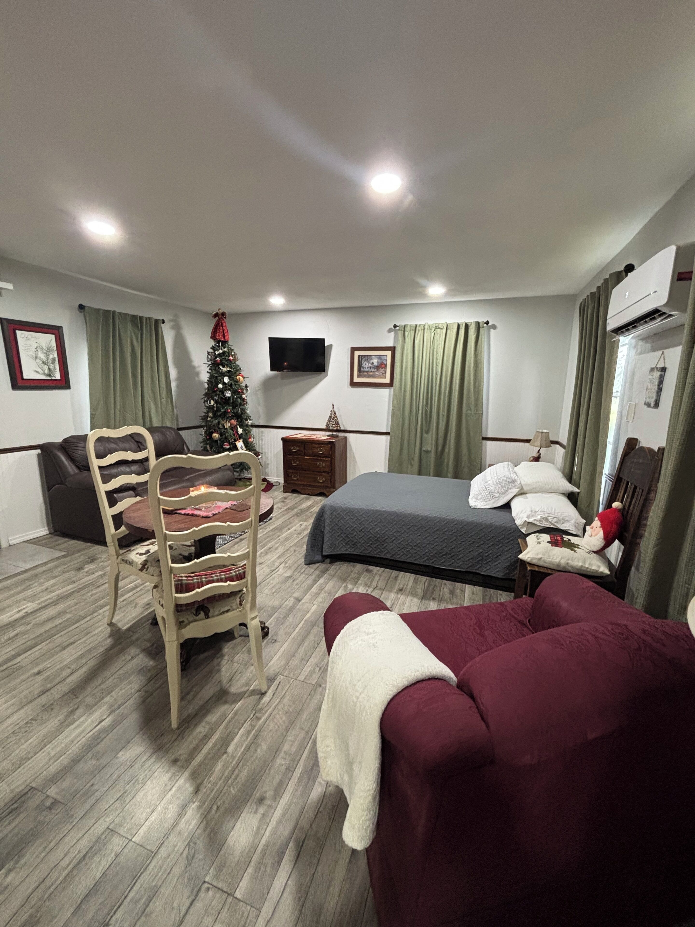 1 slaapkamer, een strijkplank/strijkijzer, wifi, beddengoed