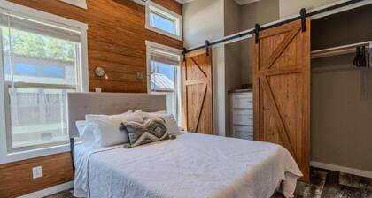 Luxury Vacation Rental for 2 - This 1 bedroom cabin can comfortably accommodate two occupants. This cabin is equipped with 1 queen sized bed, a sofa, en suite bathroom and kitchenette. All cabins are fully furnished with everything you need to enjoy