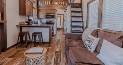 Luxury Vacation Rental for 6 - Luxury 1 Bedroom Cabin sleeps 6