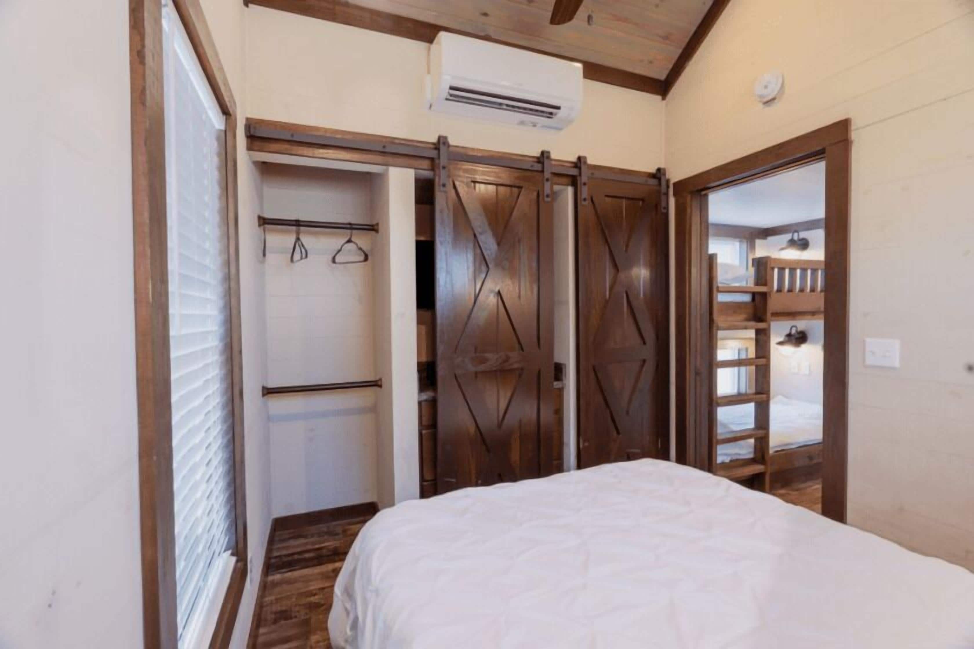 Luxury Vacation Rental For 6 - Luxury 1 Bedroom Cabin Sleeps 6 - Houston, TX