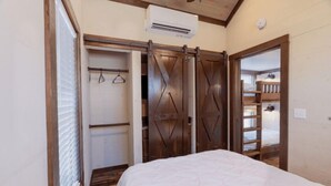 Une chambre à coucher avec un lit, une armoire et un placard à portes coulissantes.