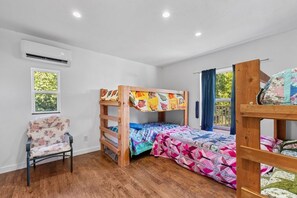 2 bedrooms, desk, WiFi, bed sheets