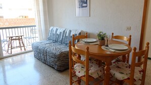 Un espace repas comprenant une table ronde, des chaises et un canapé.