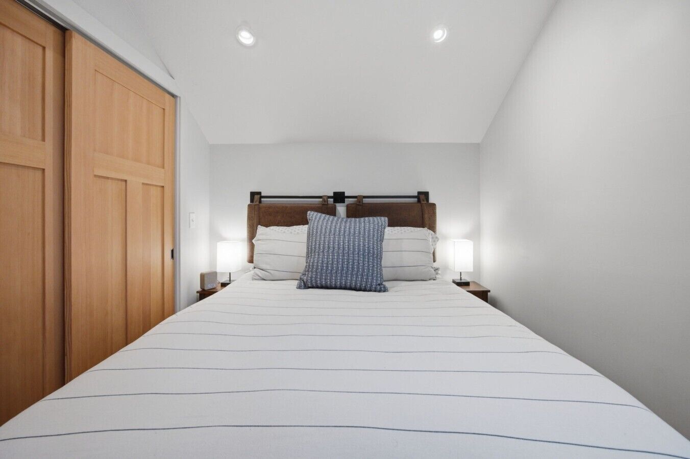 2 bedrooms, desk, iron/ironing board, travel cot