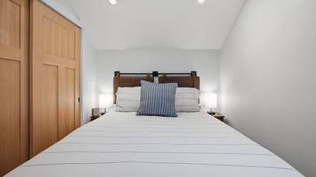 2 bedrooms, desk, iron/ironing board, travel cot
