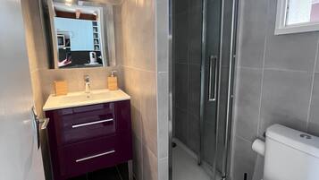 Handtücher, Seife, Toilettenpapier