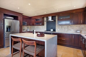 Private kitchen - CASA AMANECER Discover the perfect blend of luxury, comfort, and privacy. (Desarrollo Punta Mita)