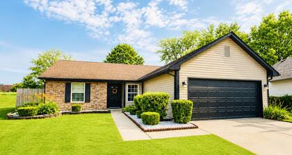 3 Bedroom Carmel Home, Sleeps 11, Minutes from Downtown Carmel & Grand Park
