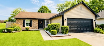 3 Bedroom Carmel Home, Sleeps 11, Minutes from Downtown Carmel & Grand Park
