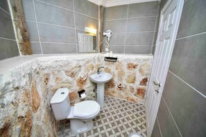 Bungalow, hageutsikt | Bad | Dusj, toalettartikler (inkludert), hårføner og håndklær