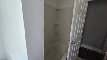 House, 6 Bedrooms, Smoking | Bathroom