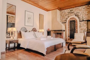 Signature Suite, Courtyard View | Peti besi dalam bilik, meja, ruang kerja komputer riba 