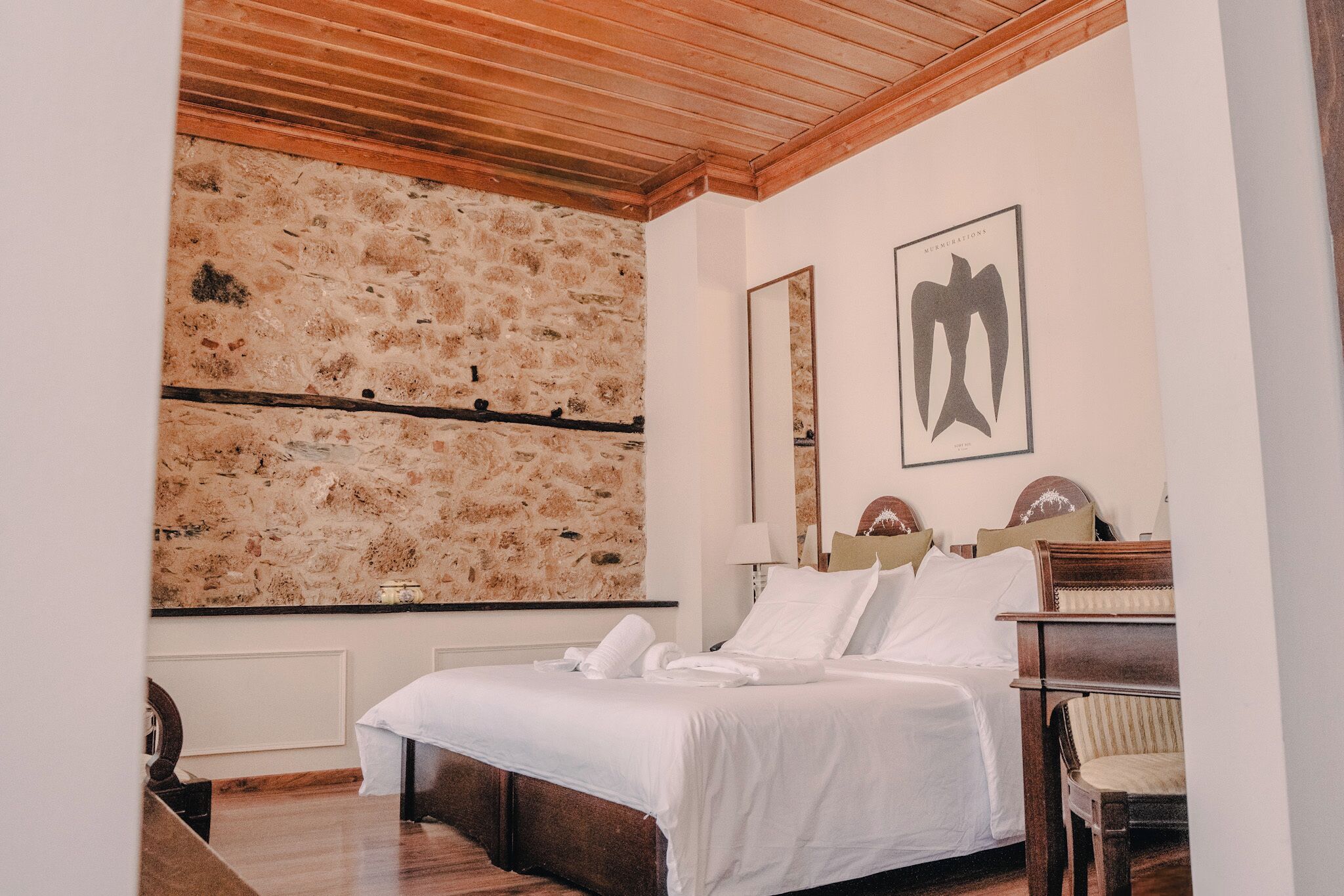 Junior Suite, City View | Peti besi dalam bilik, meja, ruang kerja komputer riba 