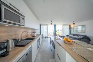 Kühlschrank, Mikrowelle, Ofen, Geschirrspüler