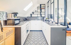 Wasserkocher mit Kaffee-/Teezubehör, Kühlschrank, Mikrowelle, Ofen