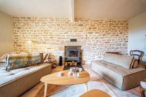 Fernseher, Kamin, Bücher