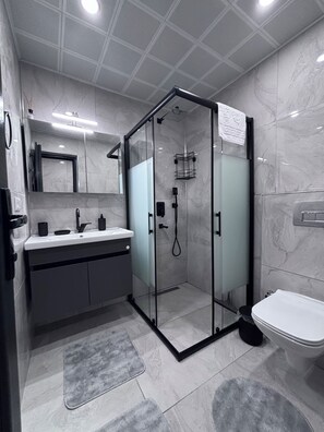Shower, hair dryer, bidet, towels - Estelluzy Apart (Antalya)