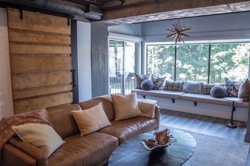 LUXURY DOWNTOWN WATERFRONT RETREAT with Park, Lake and Marina Views