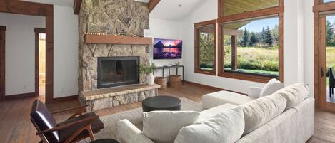 TV, fireplace