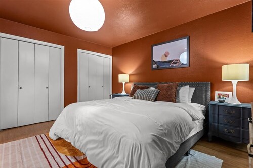 Mid-Century Modern Flat near Downtown