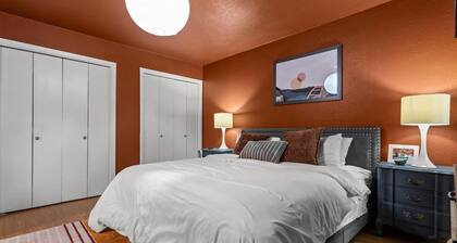 Mid-Century Modern Flat near Downtown
