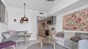 Una sala de estar moderna con sofá, mesa de centro y mesa de comedor.