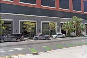 Exterior - Luxury 1BR in Downtown Miami, Resort Amenities & Prime Location (Miami)
