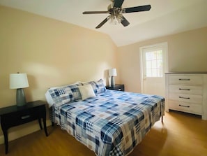 Free WiFi, bed sheets - Walk to Gillette Stadium - Sleeps 6 - Parking (Walpole)