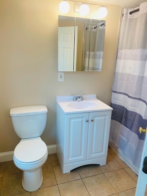 Hair dryer, towels, soap, toilet paper - Walk to Gillette Stadium - Sleeps 6 - Parking (Walpole)