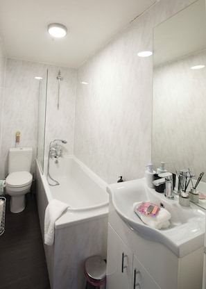 Sèche-cheveux, serviettes fournies, savon, papier toilette
