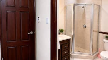 Douche, serviettes fournies, savon, papier toilette