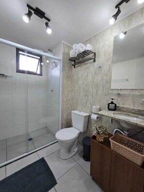 Shower, hair dryer, bidet, towels - Vrbo Property (São Paulo)