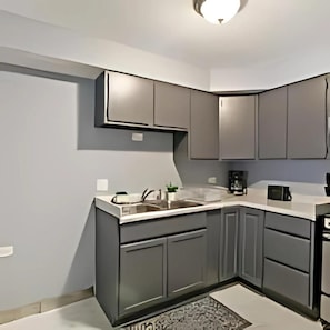 Fridge, microwave, stovetop, coffee/tea maker - Cozy 1-bedroom studio in brilliant Chicago with AC (Chicago)
