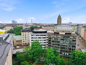 Eine Stadtansicht mit modernen Gebäuden, einem markanten Turm und einem Fluss.