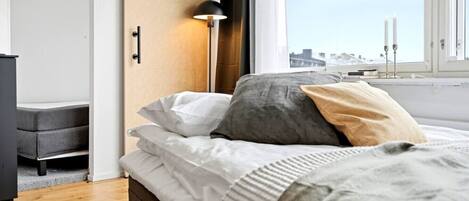 Escritorio, tabla de planchar con plancha, wifi y ropa de cama