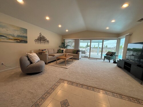 3-bedroom cozy house in San Diego with sparkling pool!