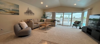 3-bedroom cozy house in San Diego with sparkling pool!