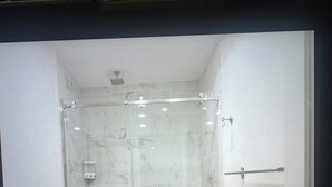 Ein Badezimmer mit Duschkabine, Toilette und Waschbecken.
