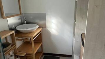 Dusj, håndklær, såpe og toalettpapir