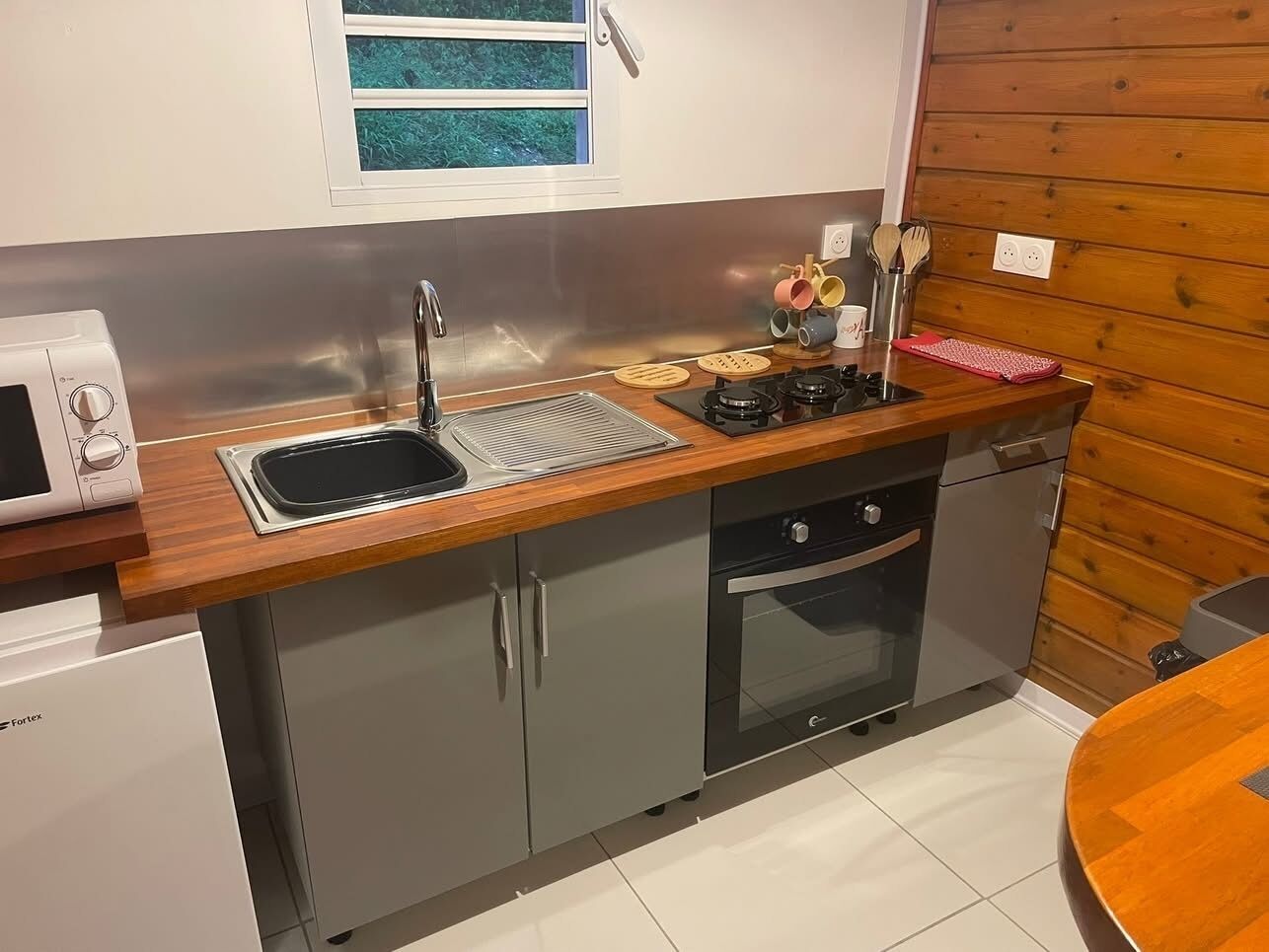 Cafetera y tetera, refrigerador, microondas y horno 