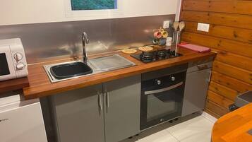 Cafetera y tetera, refrigerador, microondas y horno