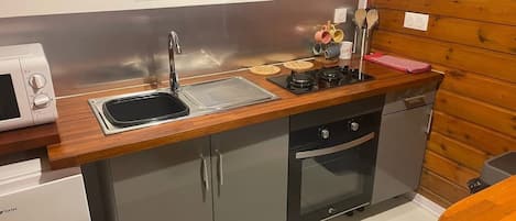 Cafetera y tetera, refrigerador, microondas y horno